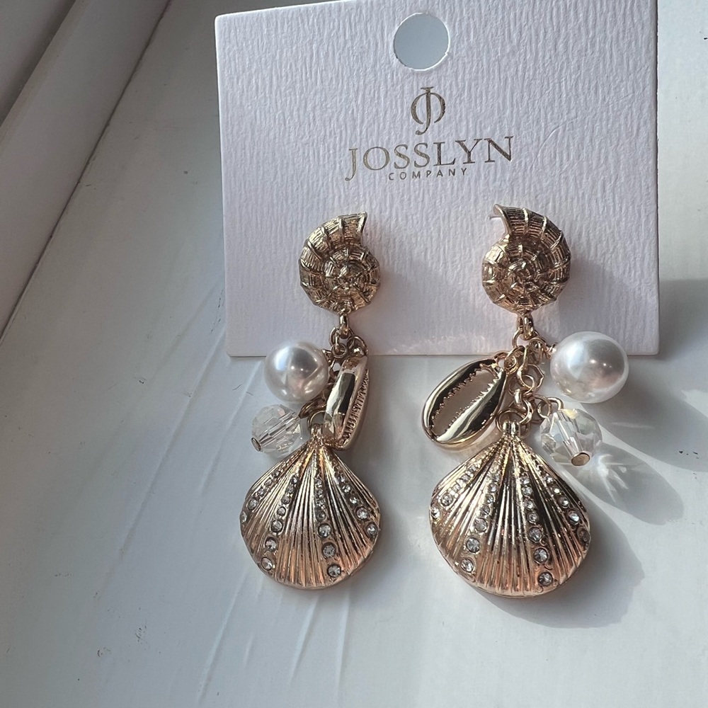 Gold Shell Dangle Earrings 🐚 - Picture 2 of 4